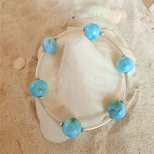 Larimar-Kugelarmband verbunden mit Silberröhrchen