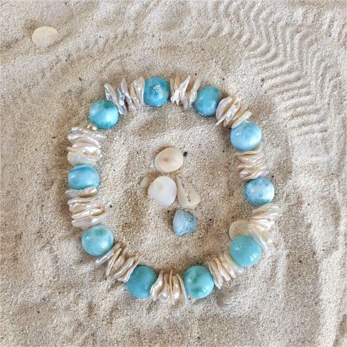 Larimar-Kugeln mit  Süßwassersplitter als Armband