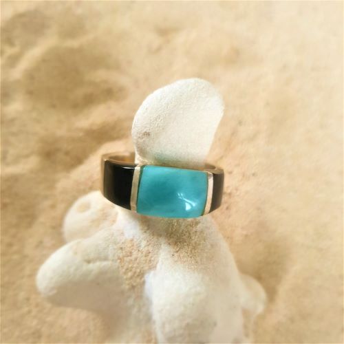 Nicht nur Männer lieben ihn: Larimar-Ring mit Gagat  