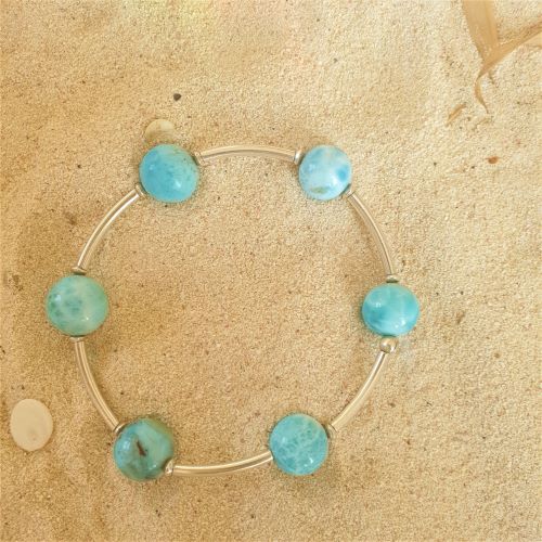 Larimar-Kugelarmband verbunden mit Silberröhrchen