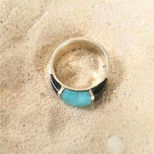 Nicht nur Männer lieben ihn: Larimar-Ring mit Gagat  