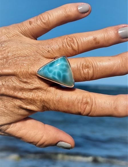 Dreieckförmiger Larimar-Ring mit besonderem Schliff -VERKAUFT-