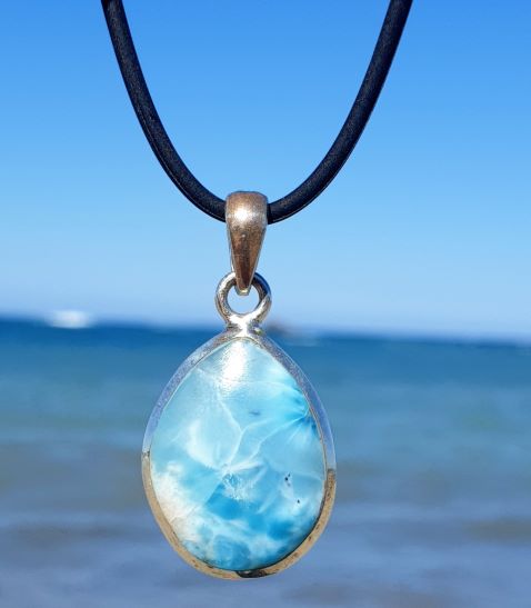 Kleiner ovaler Larimar Anhänger,  beidseitig tragbar - VERKAUFT -