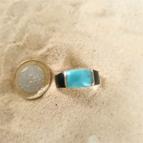 Nicht nur Männer lieben ihn: Larimar-Ring mit Gagat  