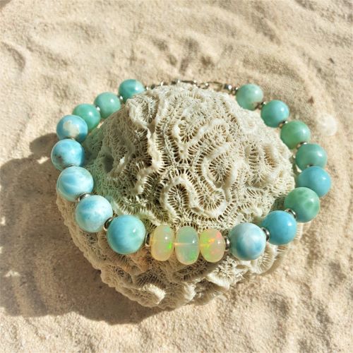 Larimar-Kugelarmband mit 3 leuchtenden Opalen - VERKAUFT -