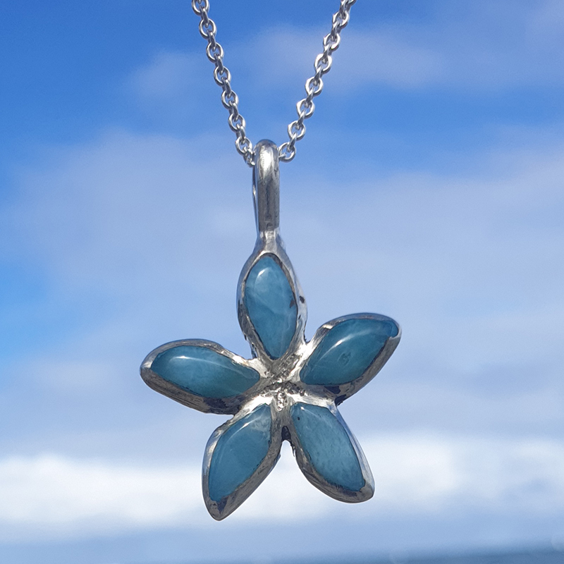 Larimar als Blumenmotiv