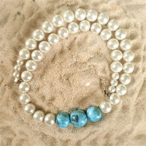 Kette: Larimarkugeln mit Muschelkernperlen - VERKAUFT -