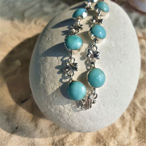 Feines Larimar-Armband mit blumigen Silberelementen