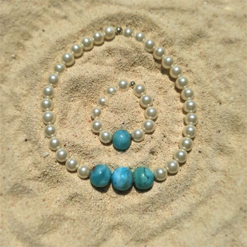 Kette: Larimarkugeln mit Muschelkernperlen - VERKAUFT -
