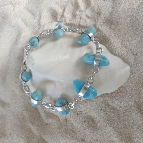 Stylisches Larimar-Armband mit Silberstreifen eingerahmt