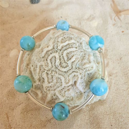 Larimar-Kugelarmband verbunden mit Silberröhrchen