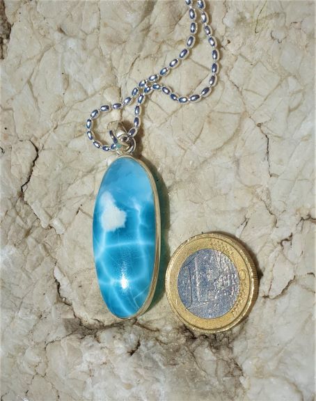 Larimar Anhänger, "der mit dem weissen Klecks", längliche  Form, beidseitig tragbar      