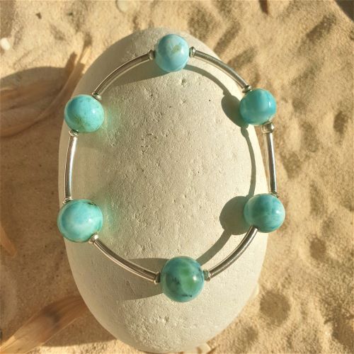 Larimar-Kugelarmband verbunden mit Silberröhrchen