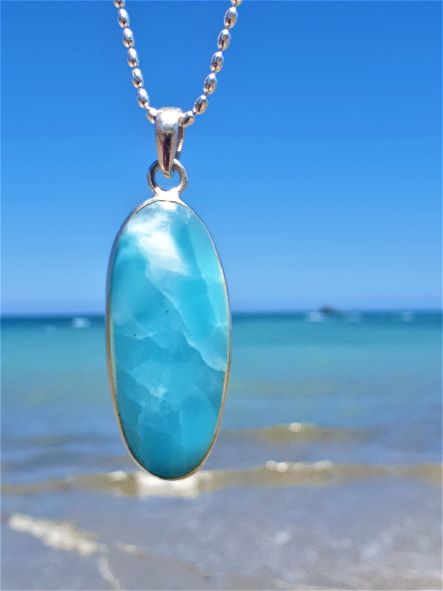 Larimar Anhänger, "der mit dem weissen Klecks", längliche  Form, beidseitig tragbar      