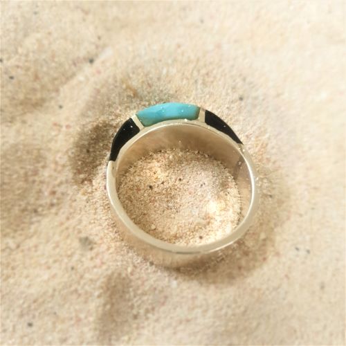 Nicht nur Männer lieben ihn: Larimar-Ring mit Gagat  