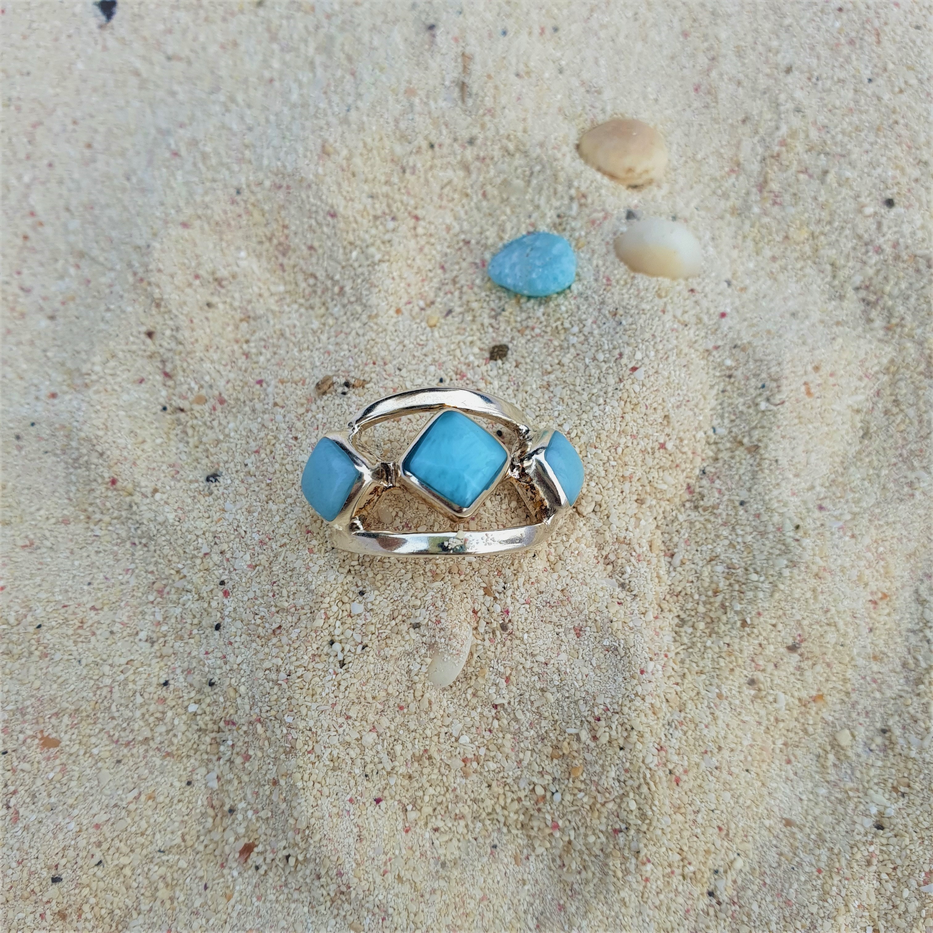 Larimar Ring mit 3 Quadrate als Raute eingefaßt