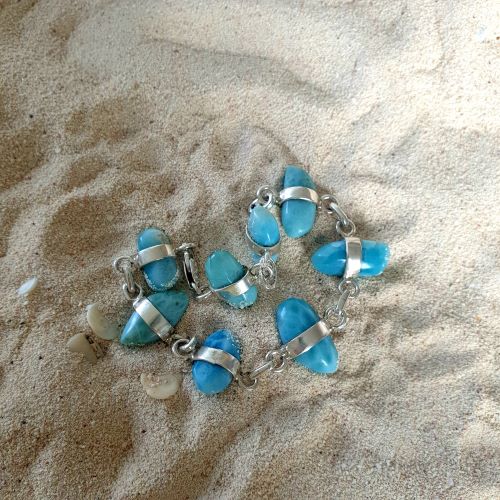 Stylisches Larimar-Armband mit Silberstreifen eingerahmt