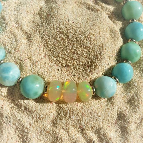 Larimar-Kugelarmband mit 3 leuchtenden Opalen - VERKAUFT -