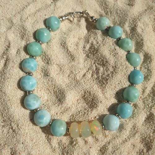 Larimar-Kugelarmband mit 3 leuchtenden Opalen - VERKAUFT -