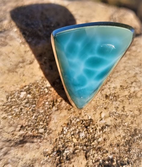 Dreieckförmiger Larimar-Ring mit besonderem Schliff -VERKAUFT-