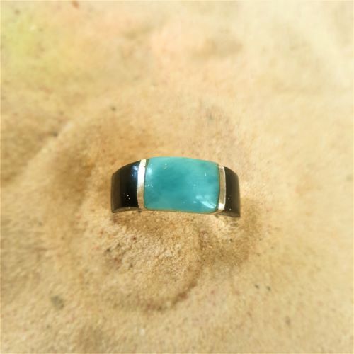 Nicht nur Männer lieben ihn: Larimar-Ring mit Gagat  