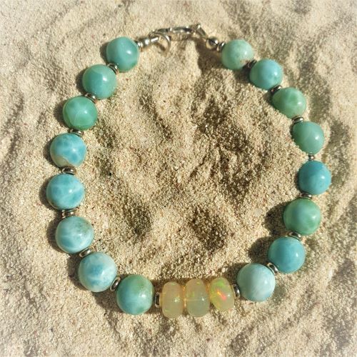 Larimar-Kugelarmband mit 3 leuchtenden Opalen - VERKAUFT -