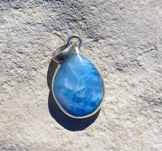 Kleiner ovaler Larimar Anhänger,  beidseitig tragbar - VERKAUFT -